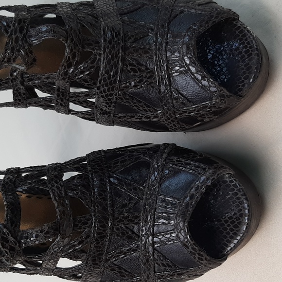 BEBE HEELS EXOTIC LEATHER - Picture 5 of 9